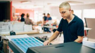 LCC08 - Numérisation et archivage - jeune homme blond dans équipe de travail