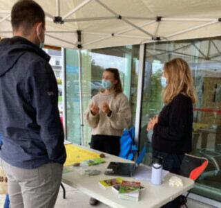 Des étudiants devant un kiosque