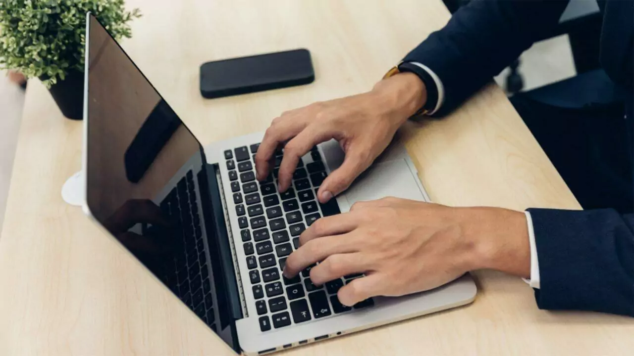 Mains sur clavier portable