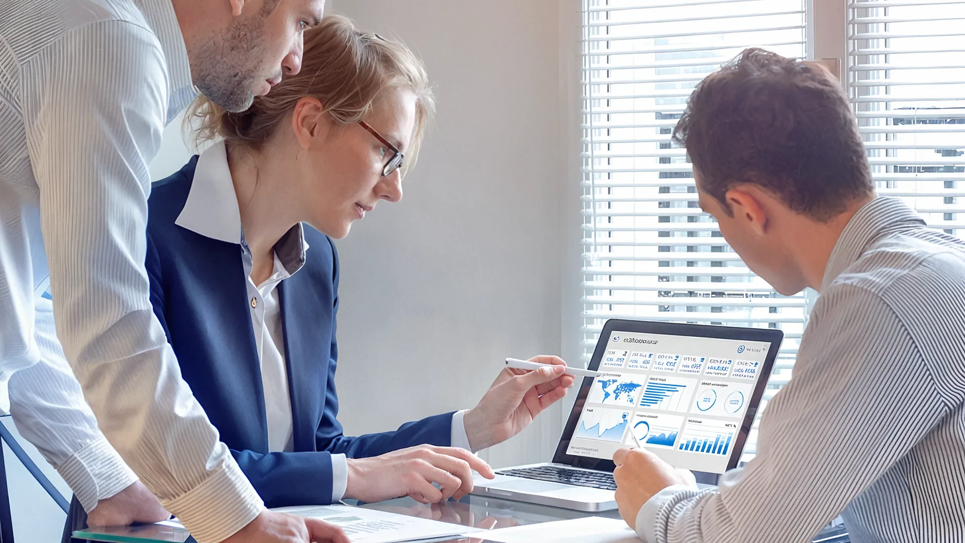 Des collègues de travail en réunion qui analysent un rapport à l'écran