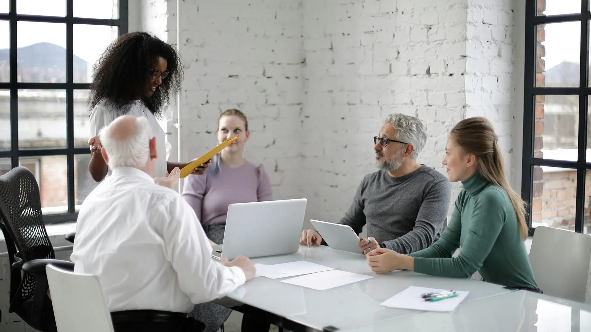 Une équipe de travail en réunion