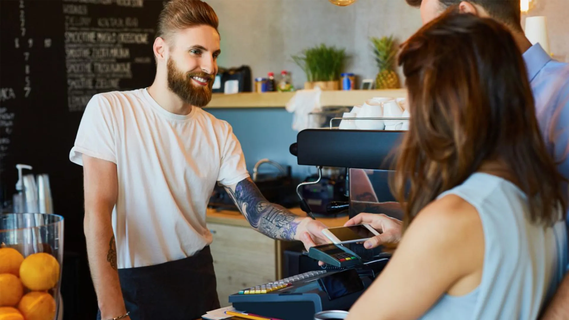 Un caissier souriant avec ses clients
