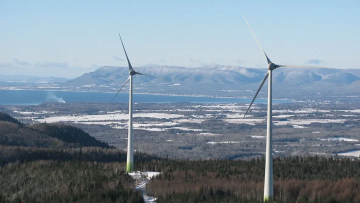 Un paysage avec deux éoliennes vues au loin