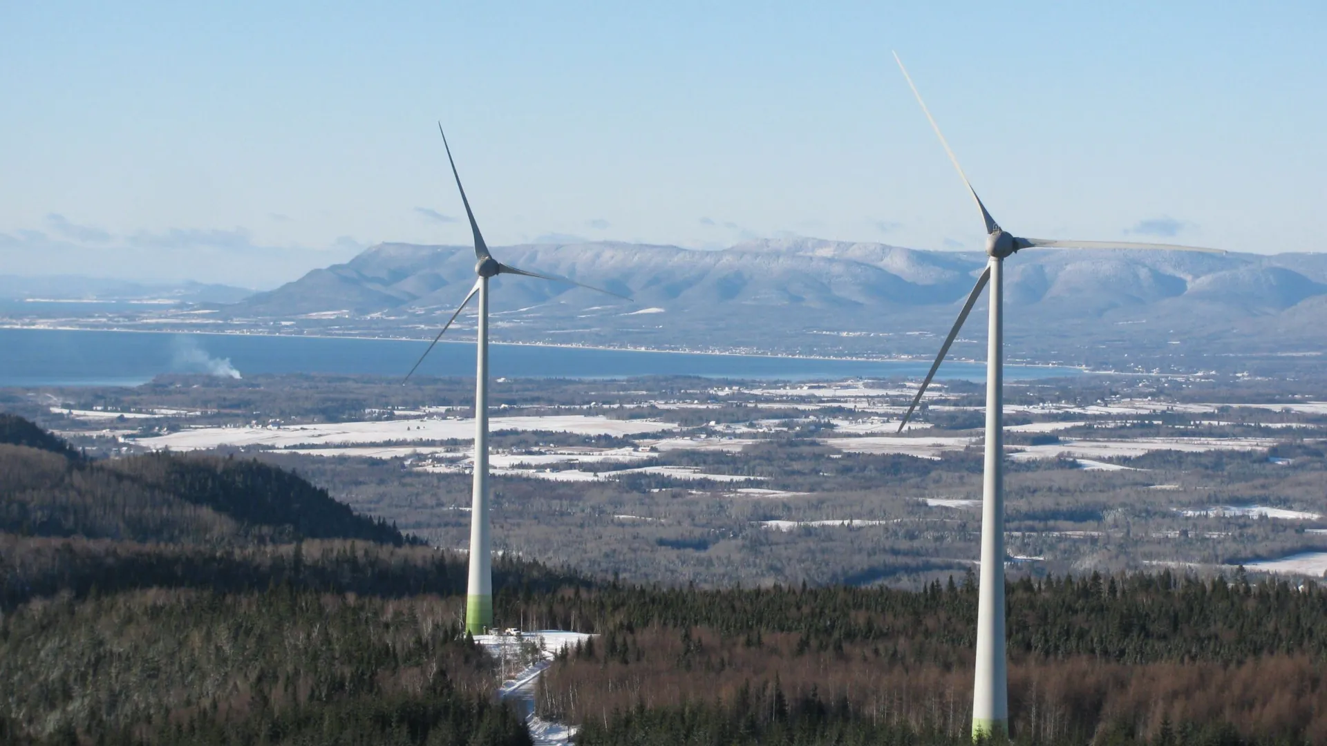 Un paysage avec deux éoliennes vues au loin