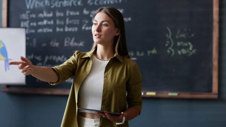 Une enseignante d'anglais qui donne son cours