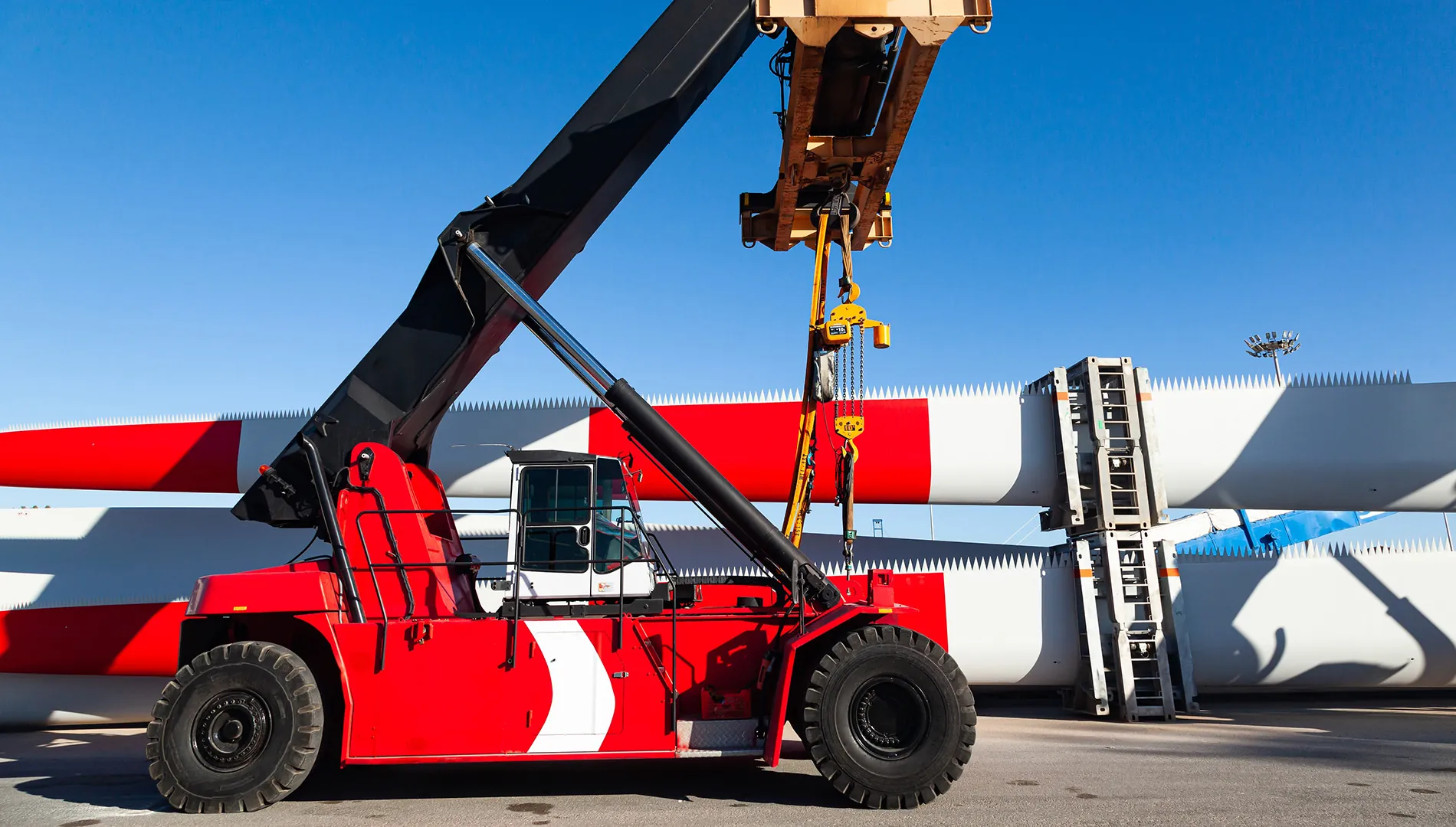 Un chariot élévateur à l'extérieur