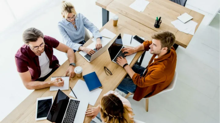 Une équipe de travail en réunion