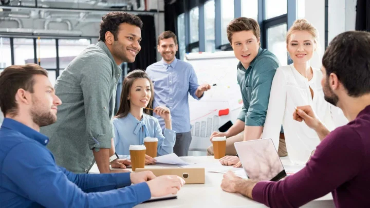 Une équipe de travail en réunion