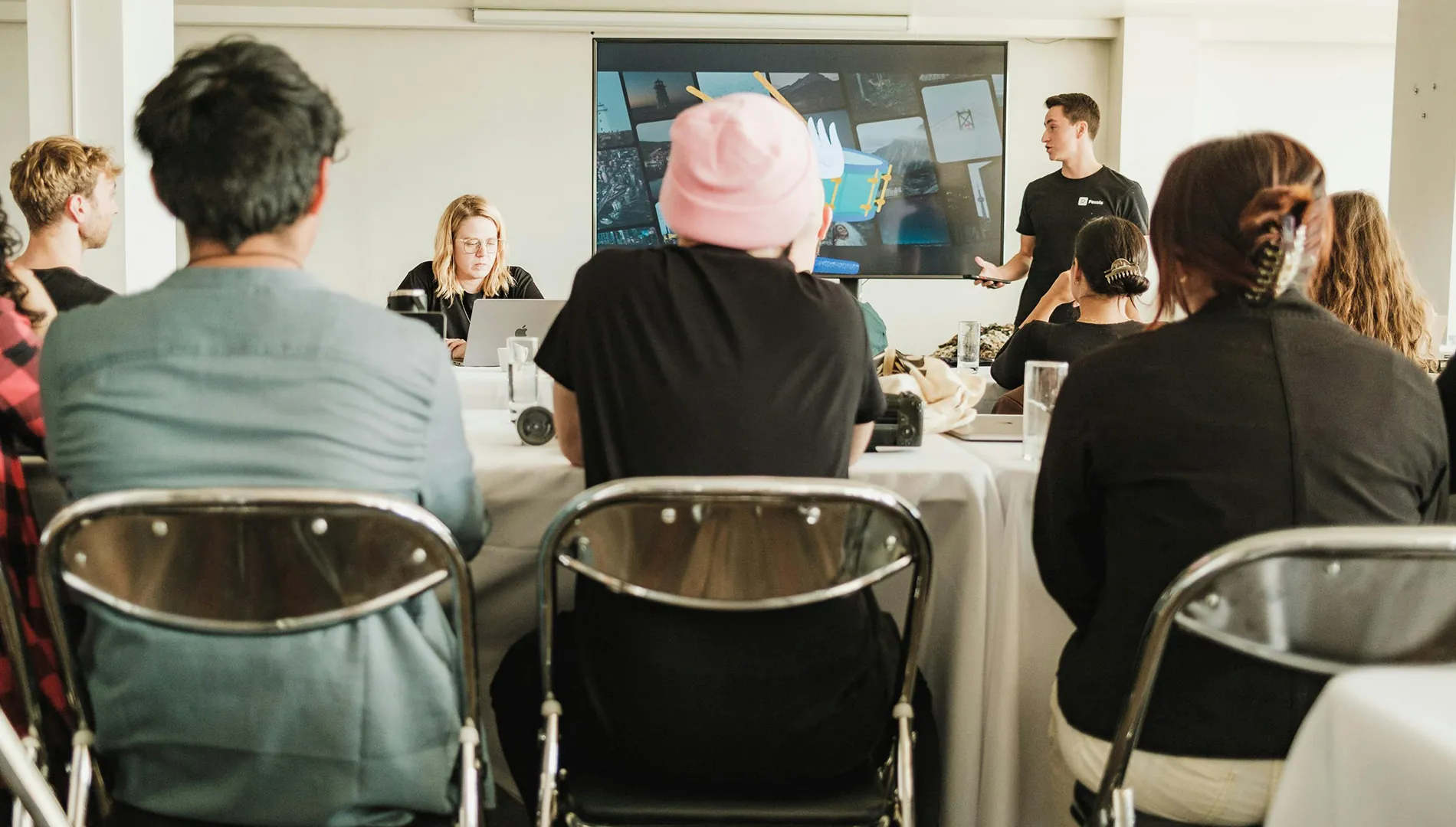 Des gens qui assistent à une conférence