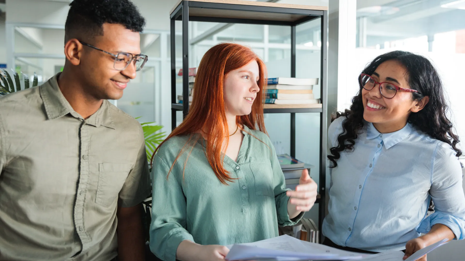Une petite équipe de travail qui discute un projet