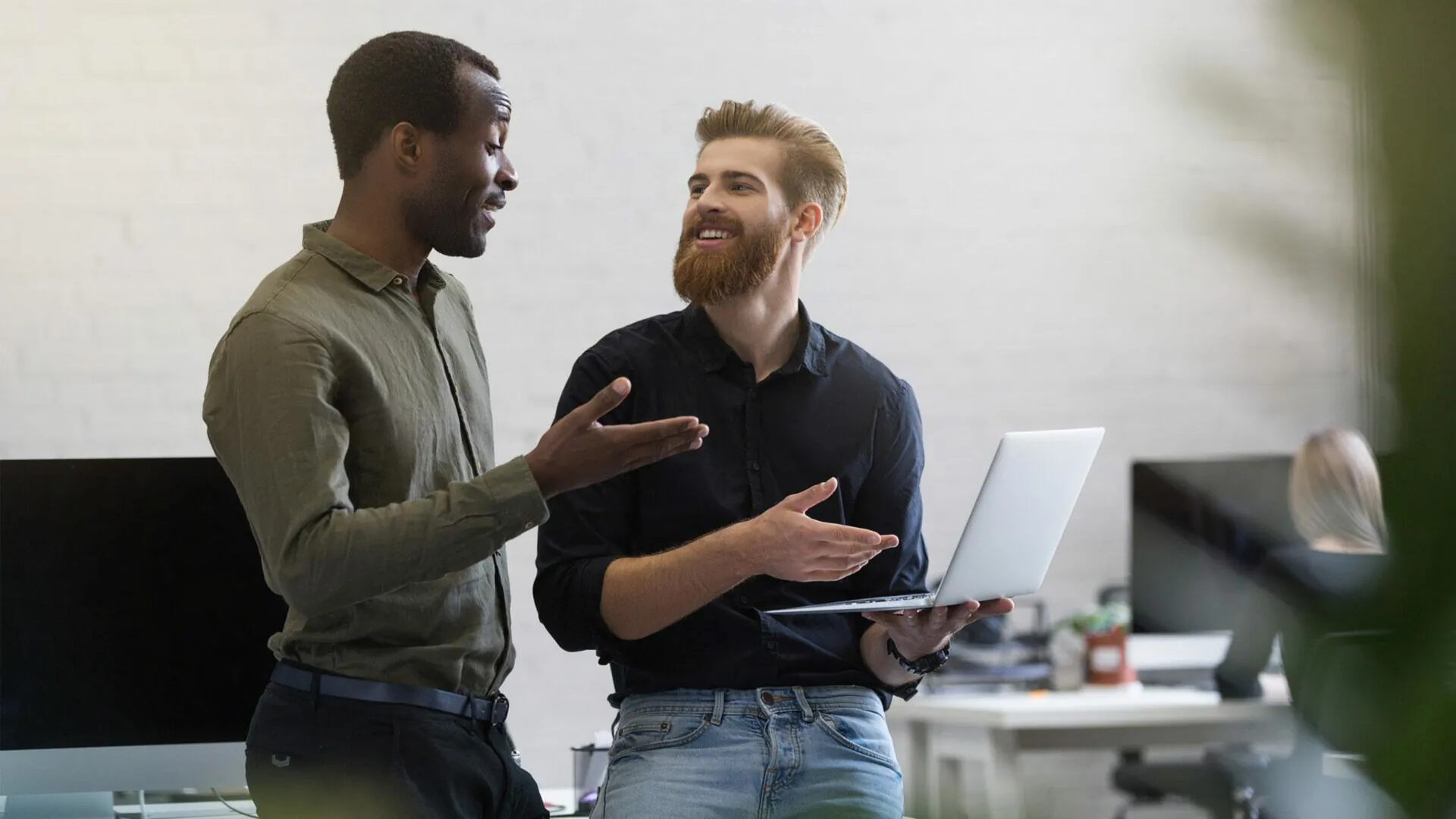 Deux personnes, dans un bureau, en train de se parler