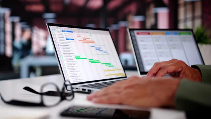 Des mains sur un clavier d'ordinateur portable