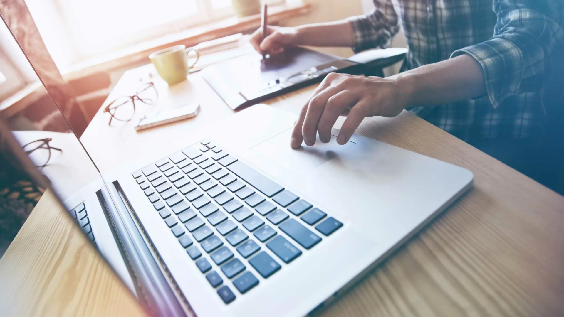 Vue de près d'un clavier d'ordinateur portable avec une main prête à taper