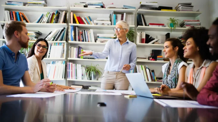Une équipe de travail en session de brainstorming