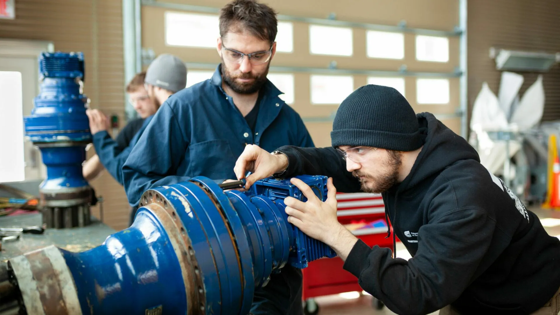 Un inspecteur valide le travail effectué par un mécanicien