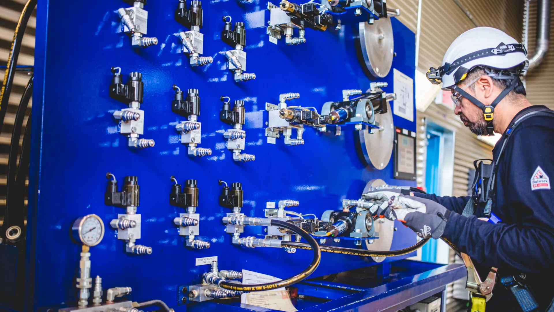 Un technicien qui installe des valves sur une pompe