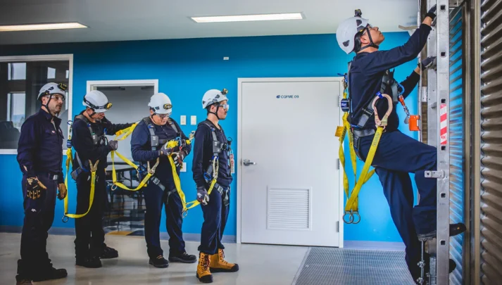 Une équipe de sauvetage en exercice d'entraînement