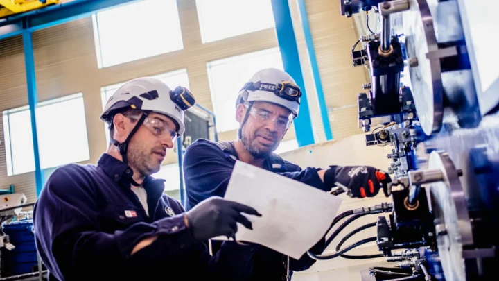 Des techniciens qui regardent un plan d'assemblage