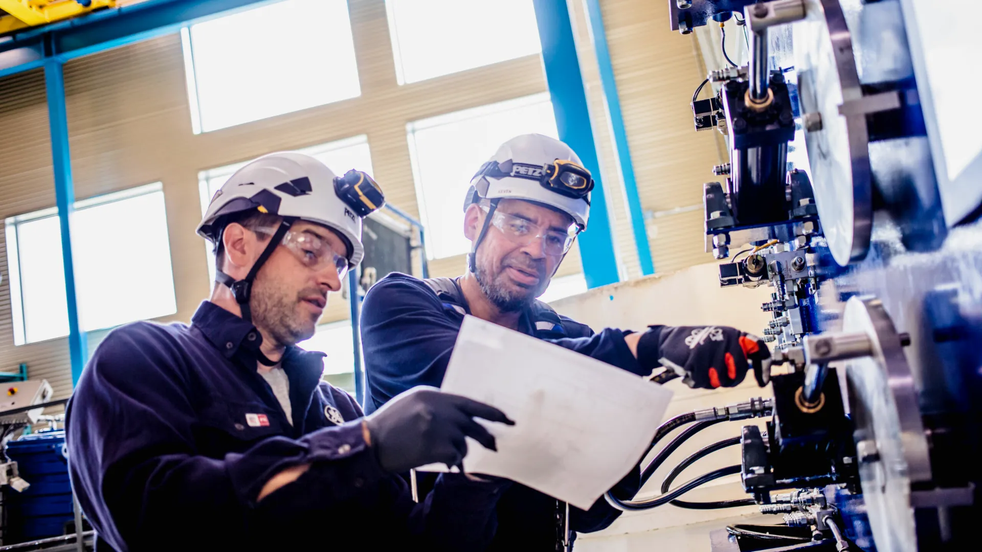 Des techniciens qui regardent un plan d'assemblage