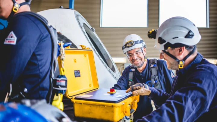 Des techniciens qui font des tests de sécurité avec leurs équipements