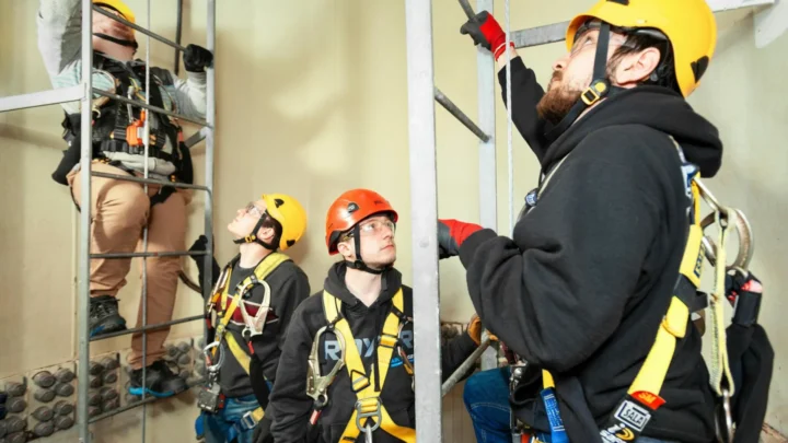 Des équipes de supervision en exercice d'entraînement