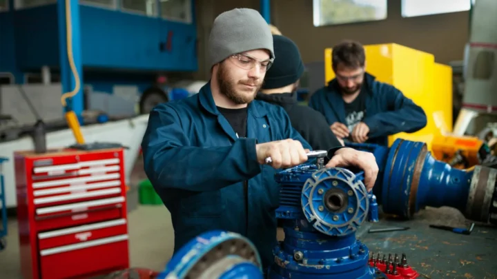 Un mécanicien qui répare une pièce d'équipement