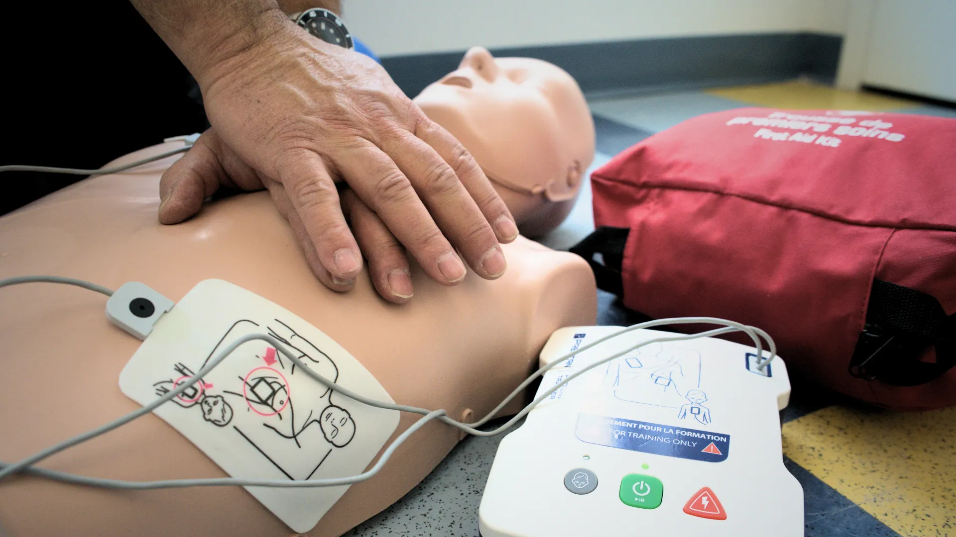 Personne pratiquant un massage cardiaque sur un mannequin dans le secteur éolien