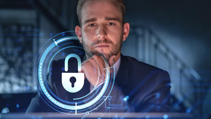 Professionnel en environnement numérique avec un cadenas virtuel illustrant la cybersécurité et la protection des données.