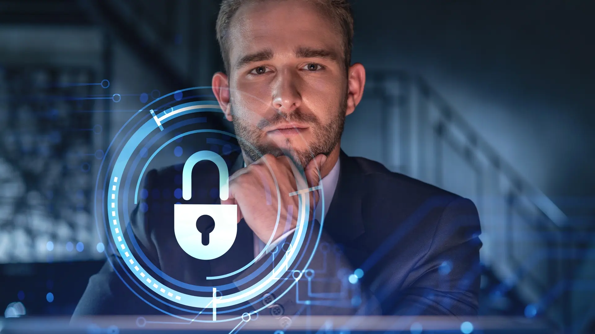 Professionnel en environnement numérique avec un cadenas virtuel illustrant la cybersécurité et la protection des données.